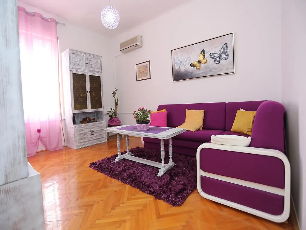Apartment Liatris Split