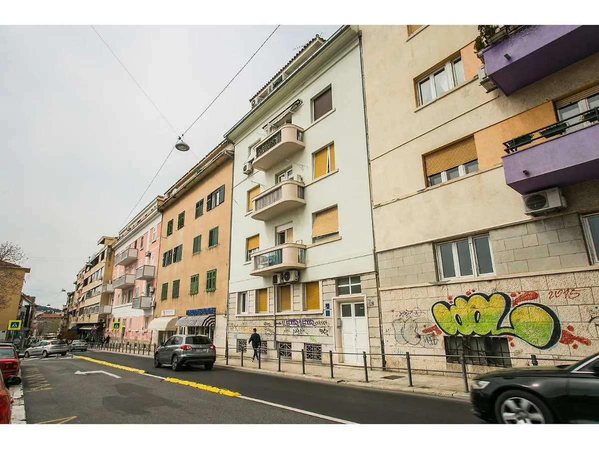 Apartment Liatris Split