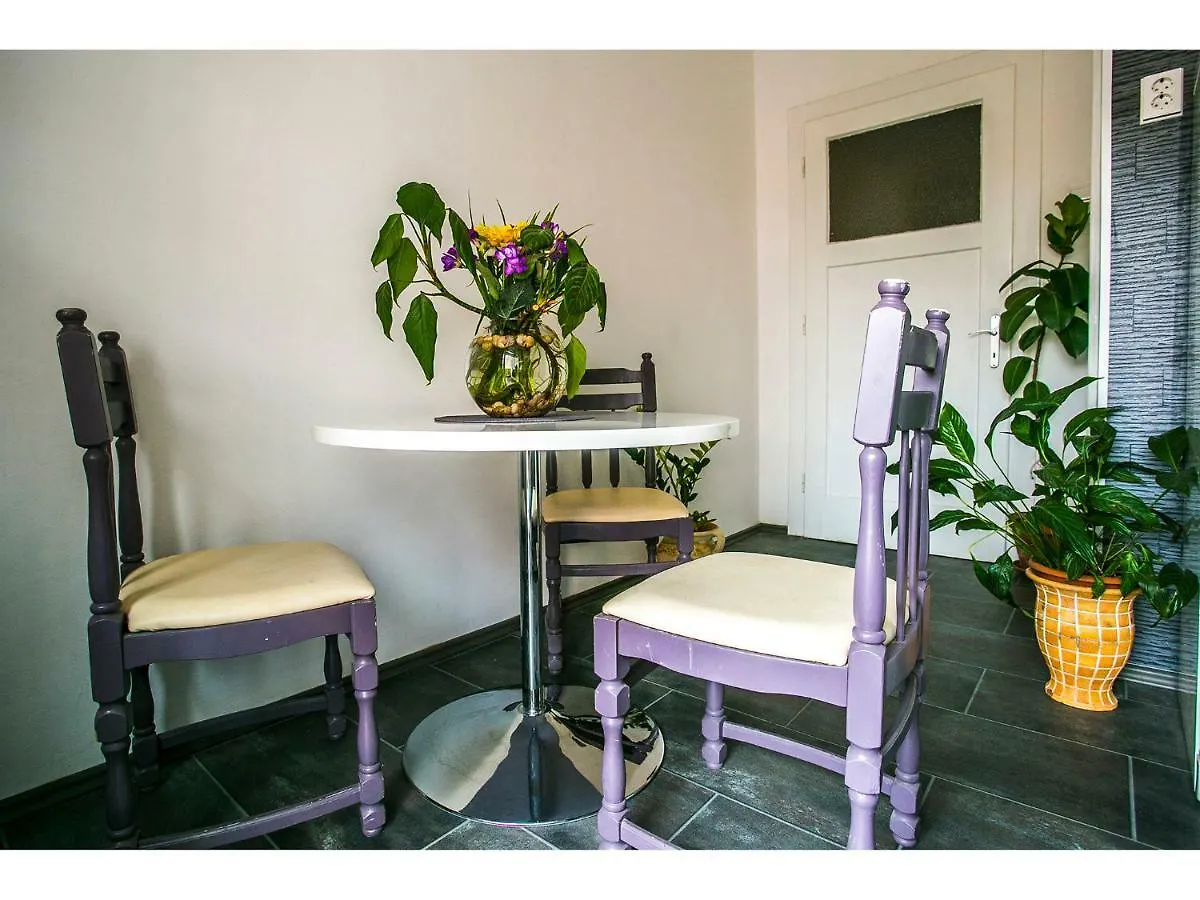 Apartment Liatris Split