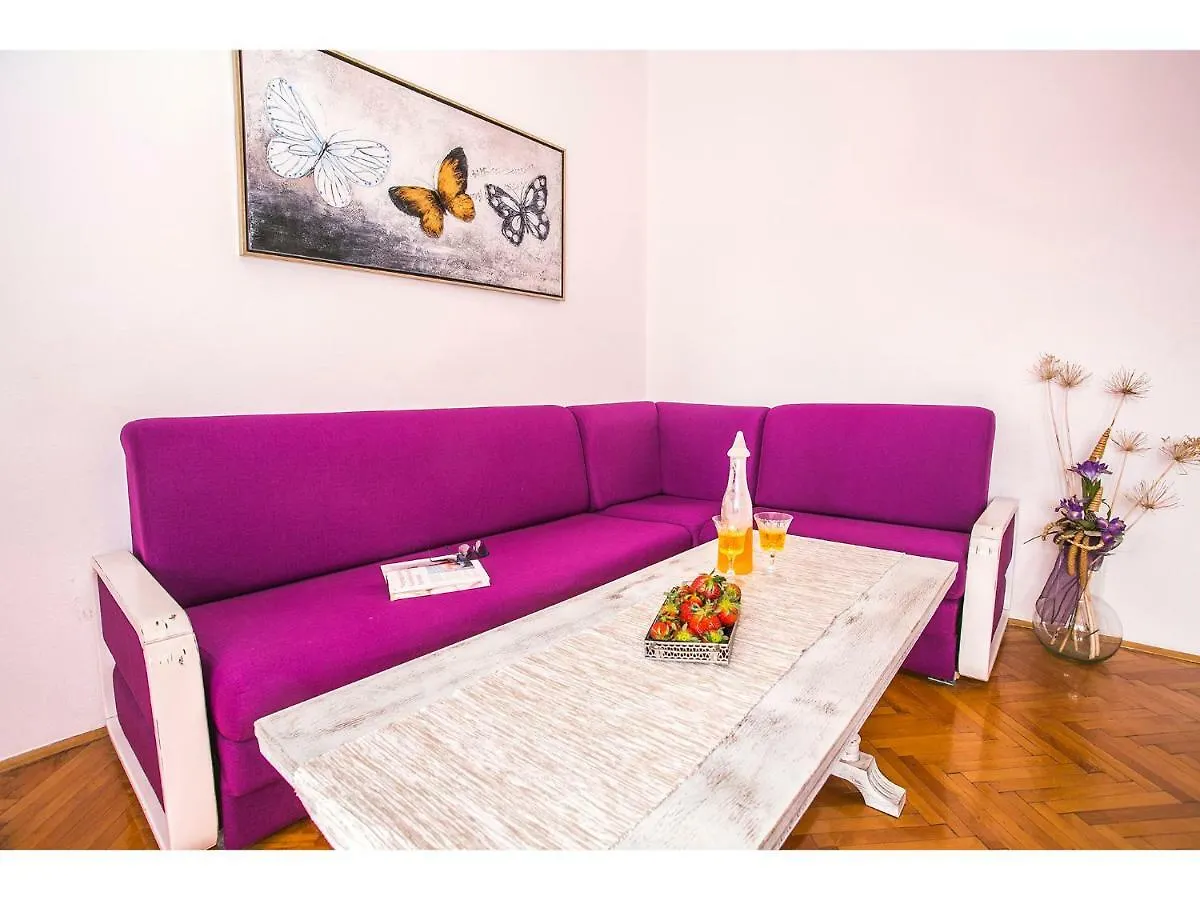 Apartment Liatris Split