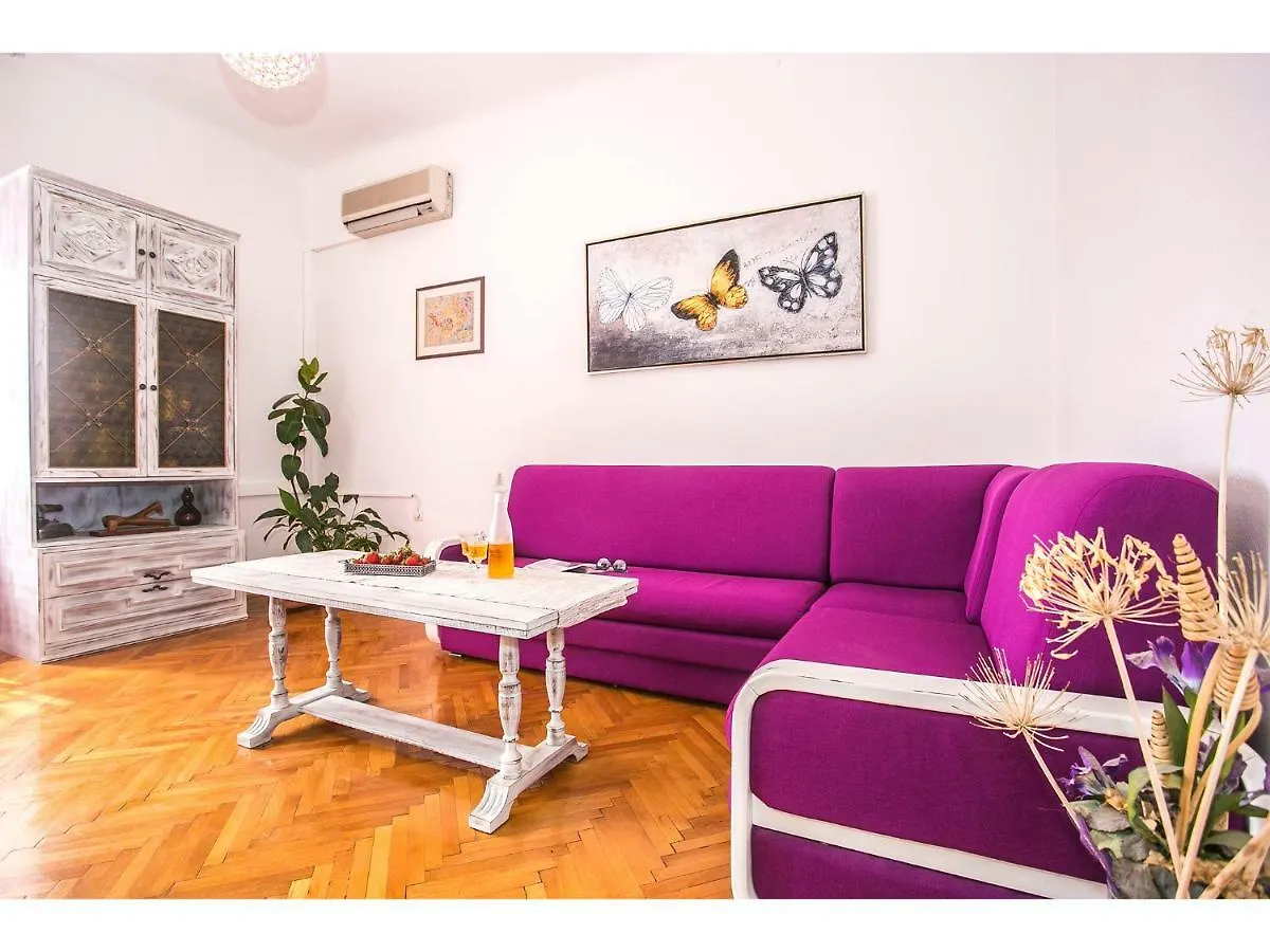 Apartment Liatris Split